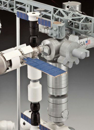 Revell 1/144 International Space Station 25th Anniversary ISS Platinum Edition 05651