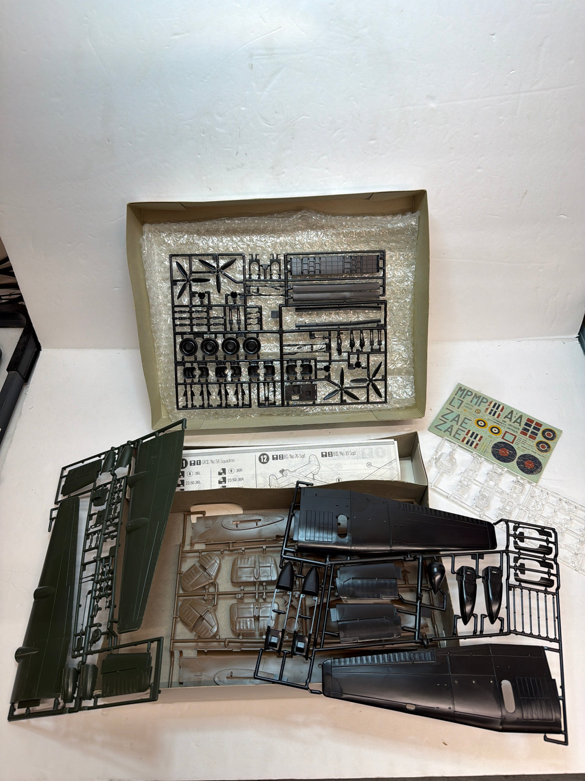 Handley Page Halifax B Mk.I/II / GR.II — Matchbox 1/72 Plastic model Kit Vintage