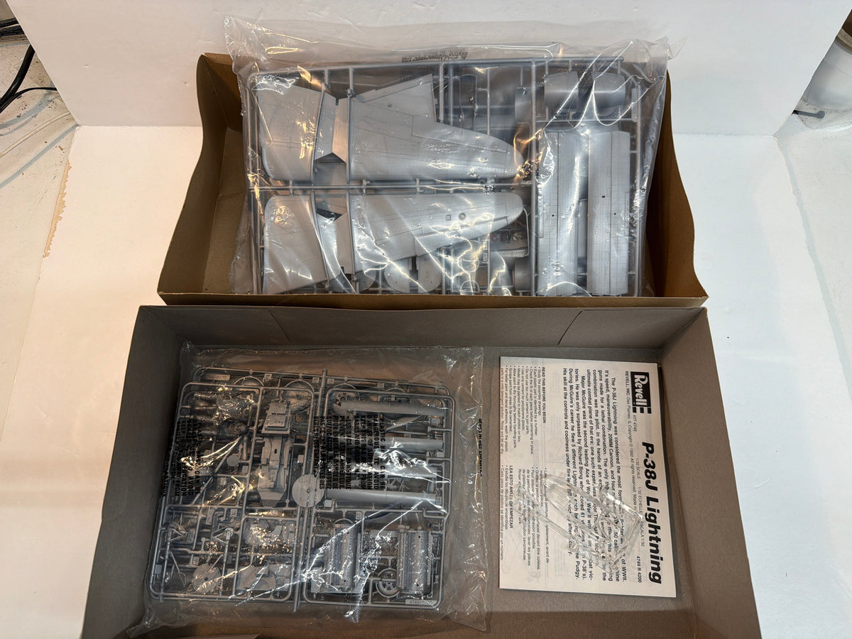 Revell Plastic aircraft kit P-38J Lightning Fadded Box 1:32 4749 Opened but complete