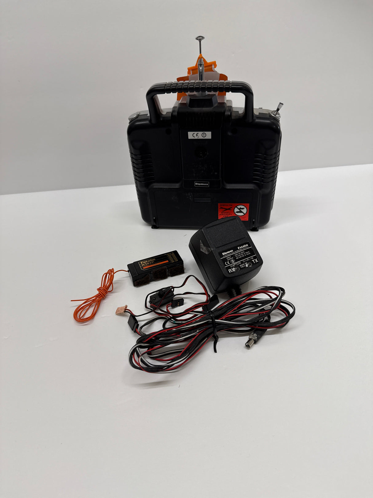 Futaba 35mhz Skysport 6 Transmitter with R147F Receiver/Battery& Charger - SECOND HAND
