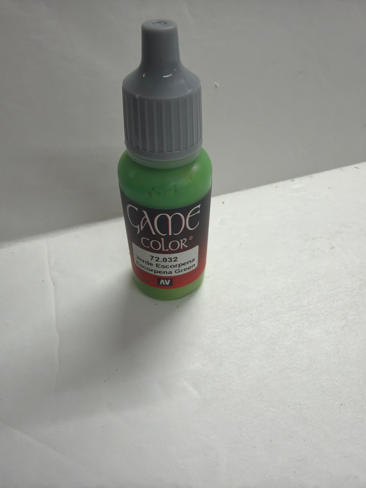 AV Acrylicos Vallejo Acrylic Paint Brush on Escorpena Green 72.032