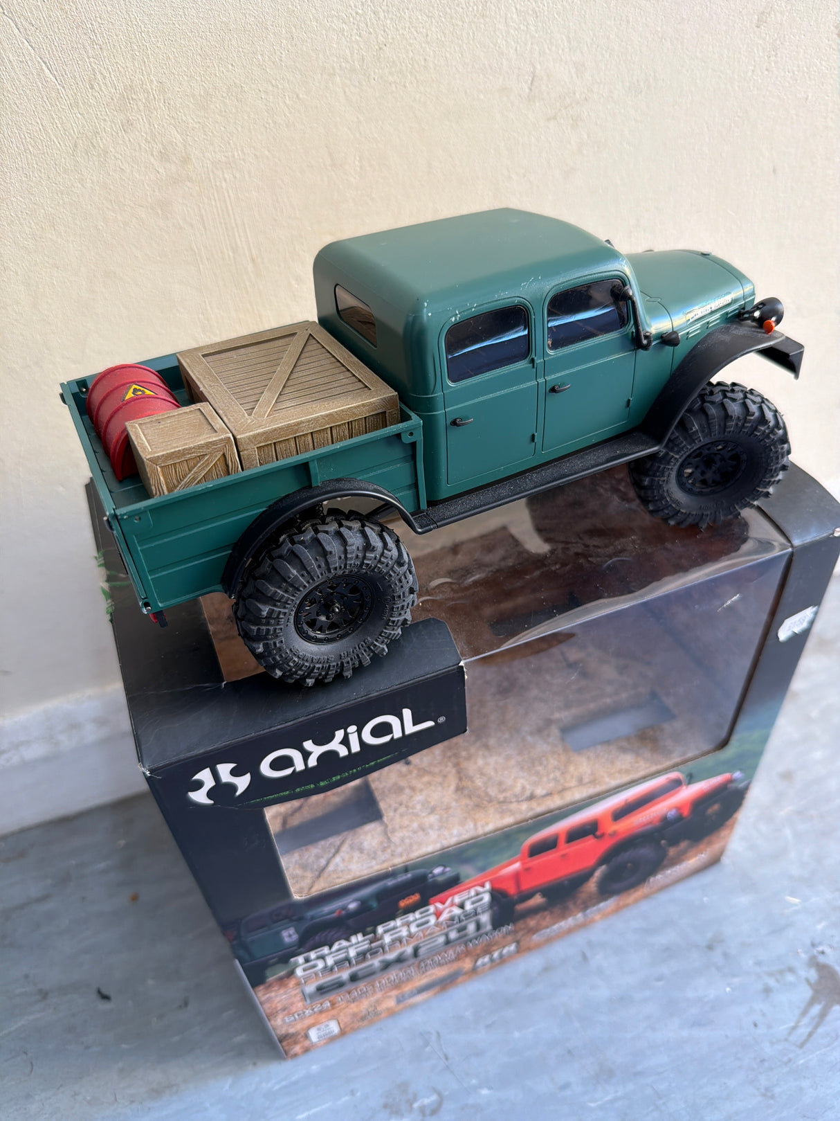 AXIALEx-Display 1/24 SCX24 Dodge Power Wagon 4WD Rock Crawler RTR - Green