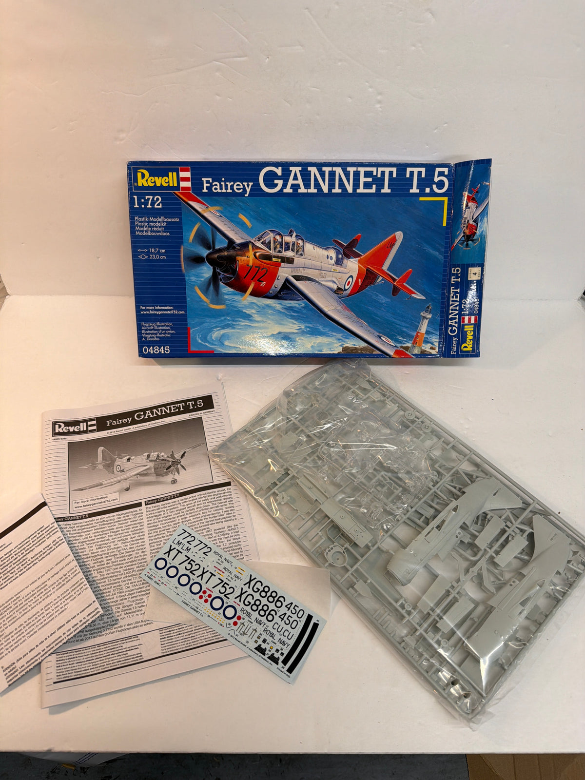 Revell Plastic aircraft kit Fairy Gannet t.5 1:72 04845 Opened but complete