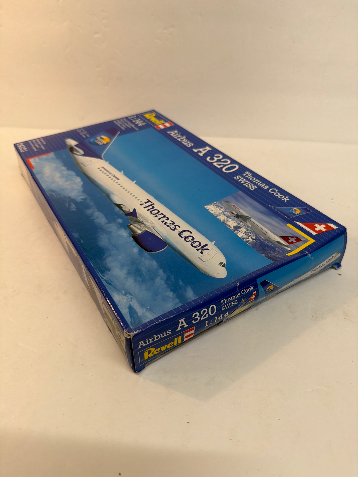 Revell Plastic aircraft kit Airbus A 320 Thomas Cook & Swiss 1:144 04201 Opened but complete