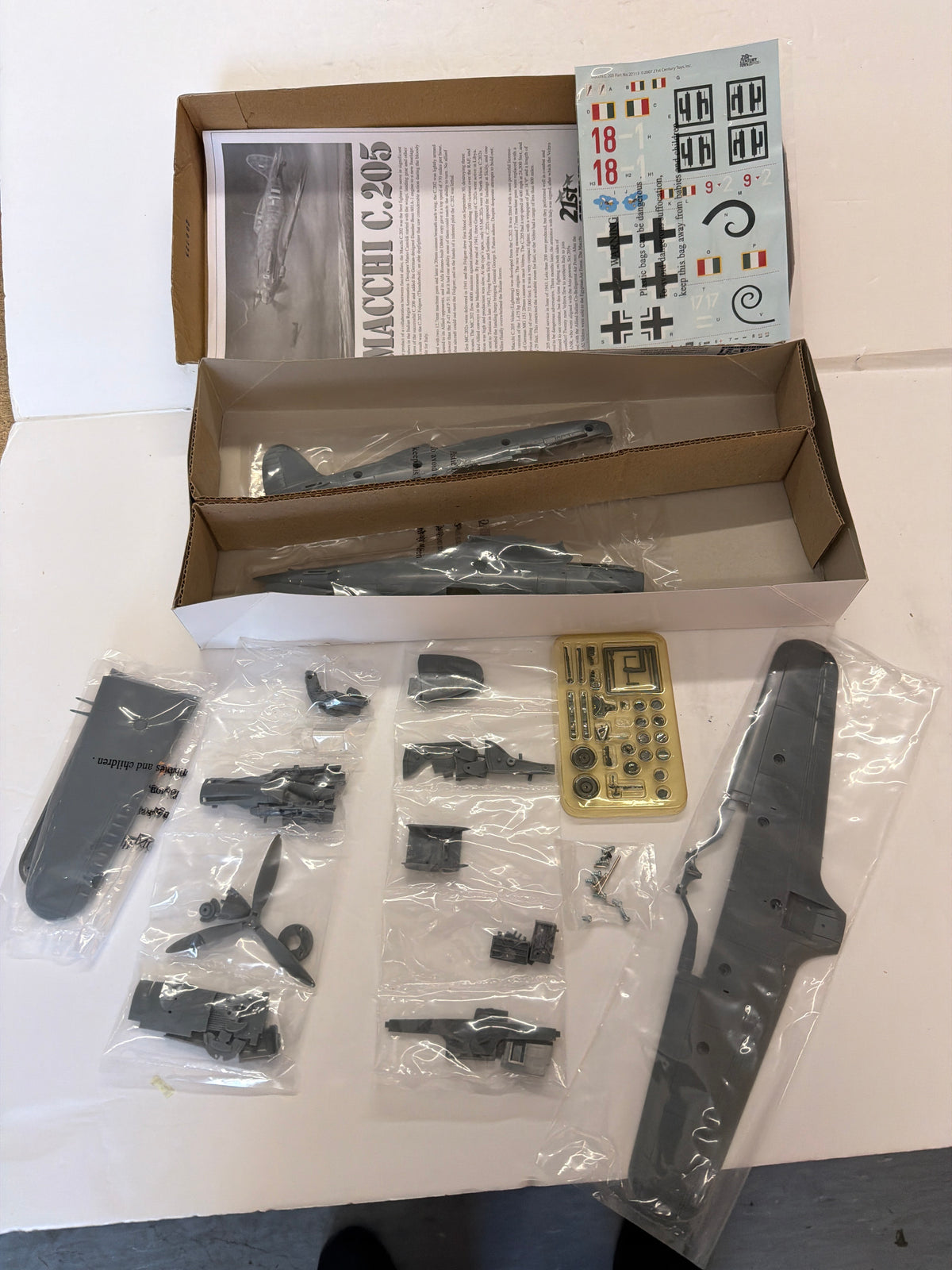 21st Century Toys 22113 Macchi C.205 Veltro Plastic Model Kit