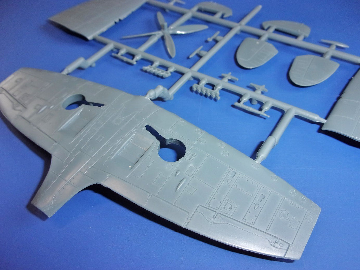 AZ Model 1/72 Supermarine Spitfire Tr.8 Kit 7206