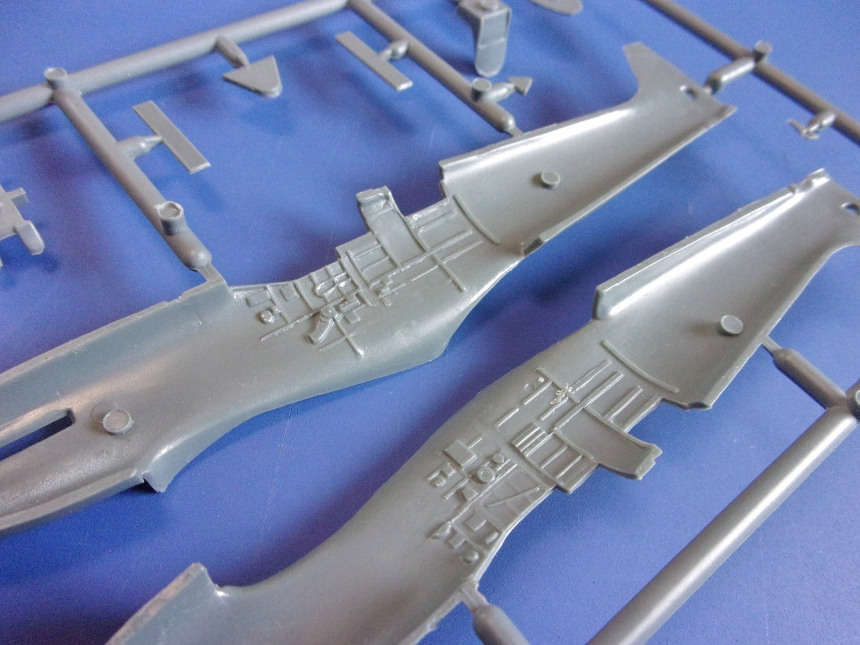 AZ Model 1/72 Supermarine Spitfire Tr.8 Kit 7206