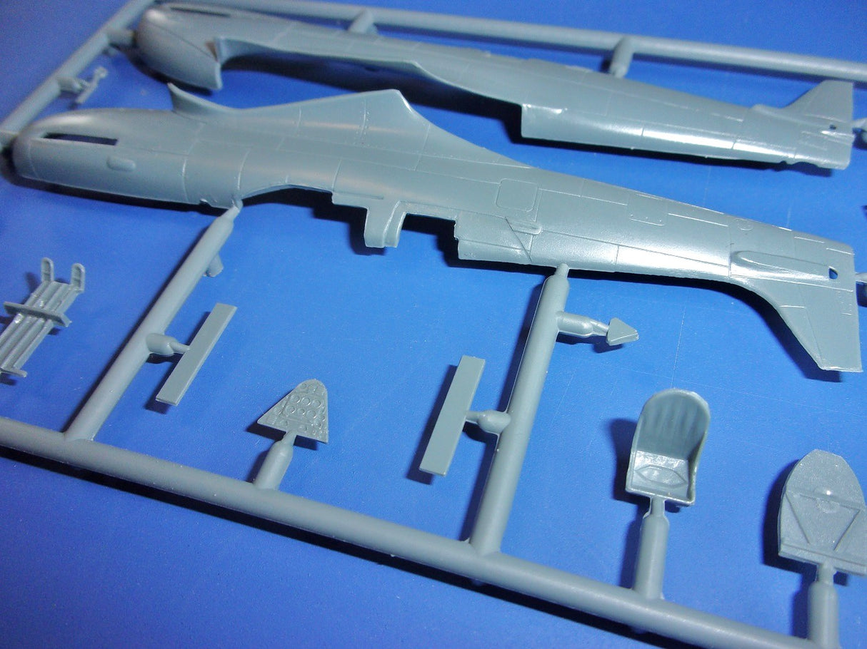 AZ Model 1/72 Supermarine Spitfire Tr.8 Kit 7206