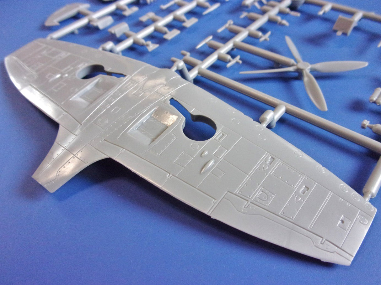 AZ Model 1/72 Supermarine Spitfire Tr.9 - Air Show Kit 7207