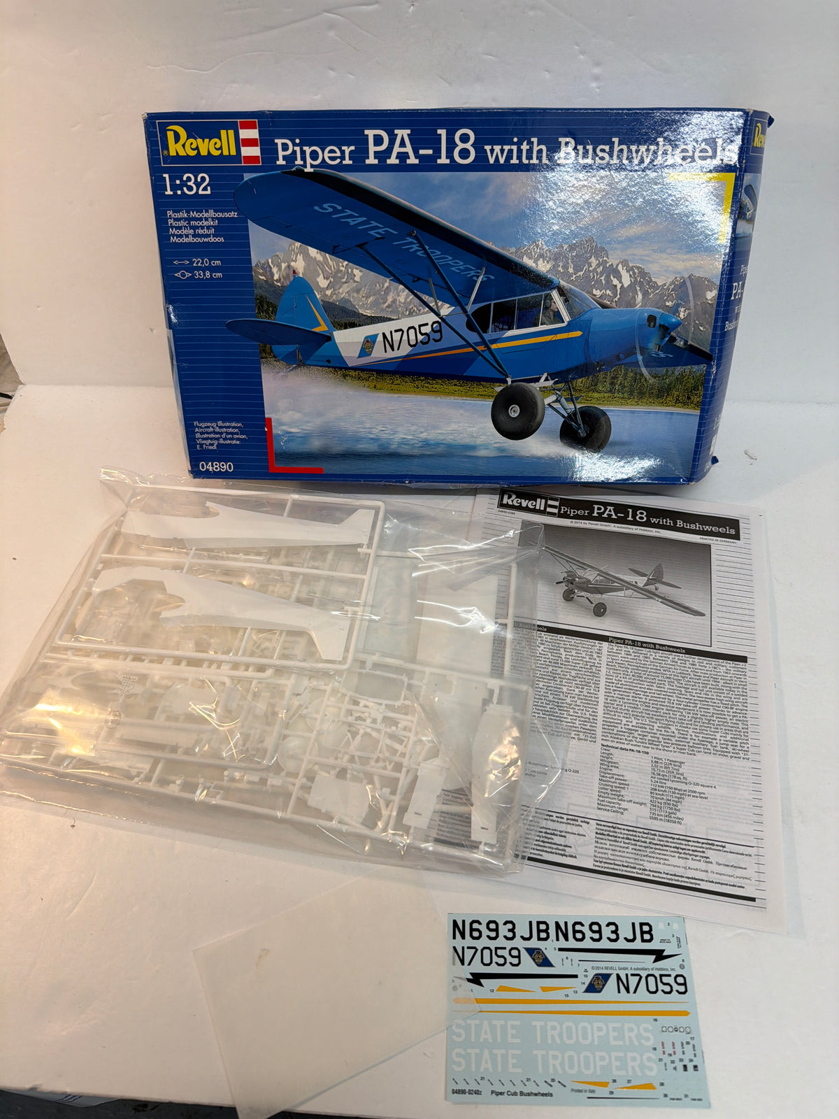 Revell Plastic aircraft kit Piper PA-18 with bushweels 1:32 04890 Opened but complete