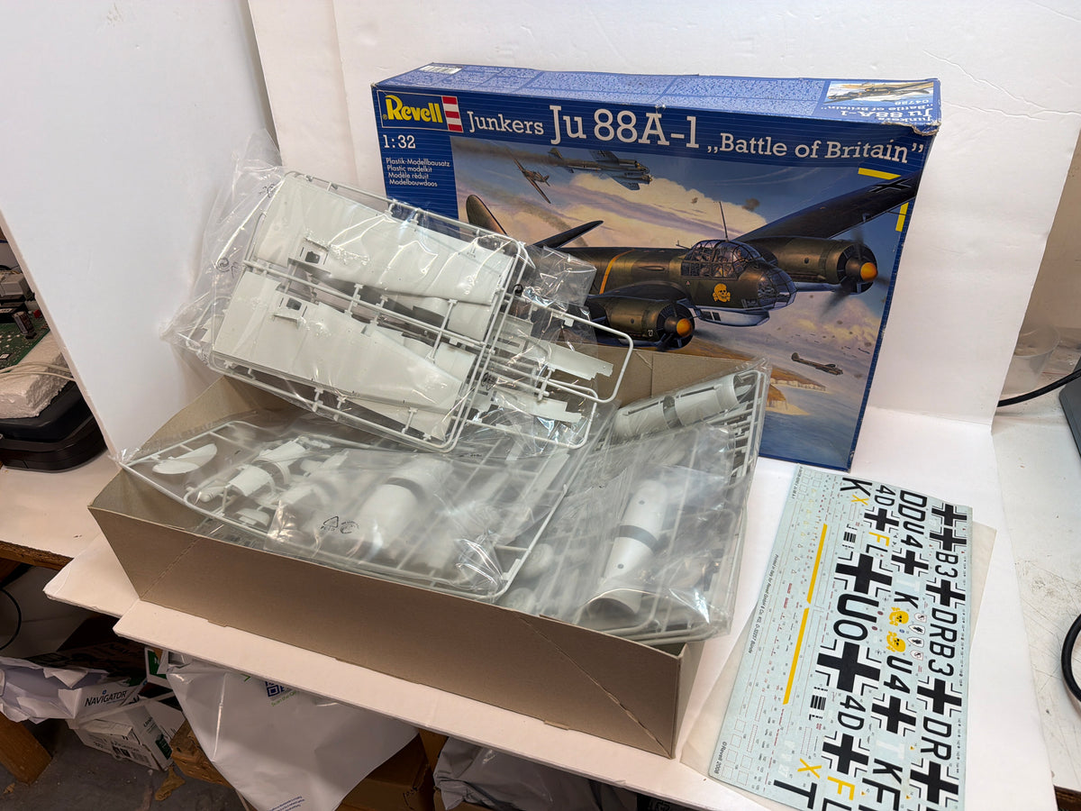 Revell Plastic aircraft kit Junkers Ju 88A-1 Battle of Britain 1:32 04728 Opened no manual