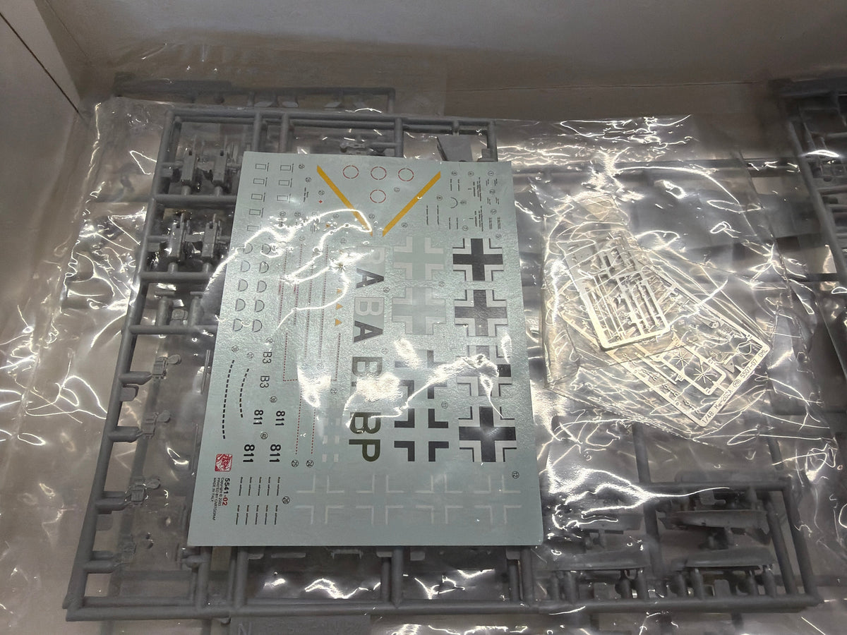 Dragon 5541 — Messerschmitt Me 262 Mistel 1/48 scale Plastic Model Kit missing manual