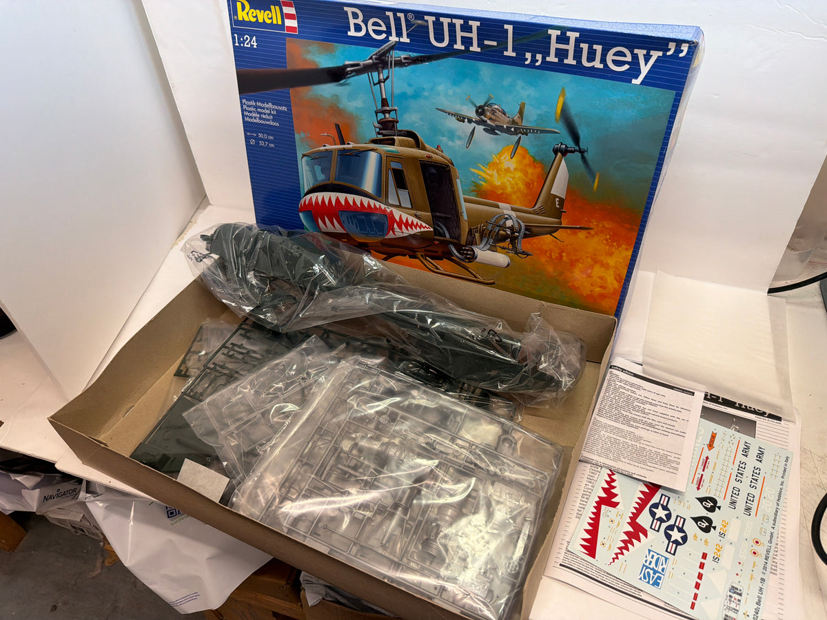Revell Plastic helicopter kit Bell UH-1 Huey 1:24 04905 Opened but complete