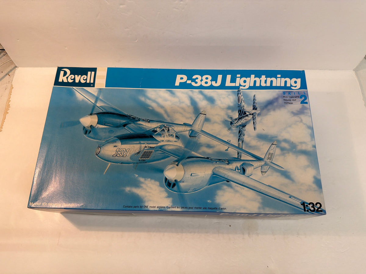 Revell Plastic aircraft kit P-38J Lightning Fadded Box 1:32 4749 Opened but complete