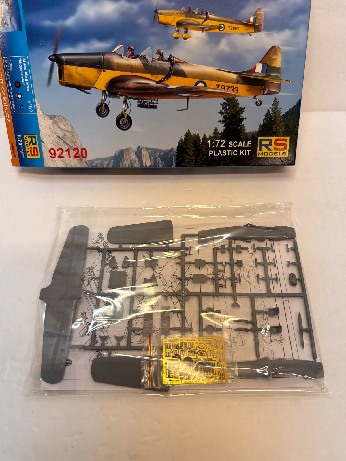 RS Models Miles Magister “Maggiebomber” 1/72 92120 Plastic Model Kit Vintage