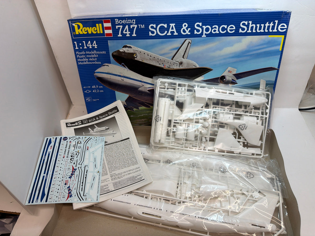 Revell Plastic aircraft kit Boeing 747 SCA & Space Shuttle 1:144 04863 Opened but complete