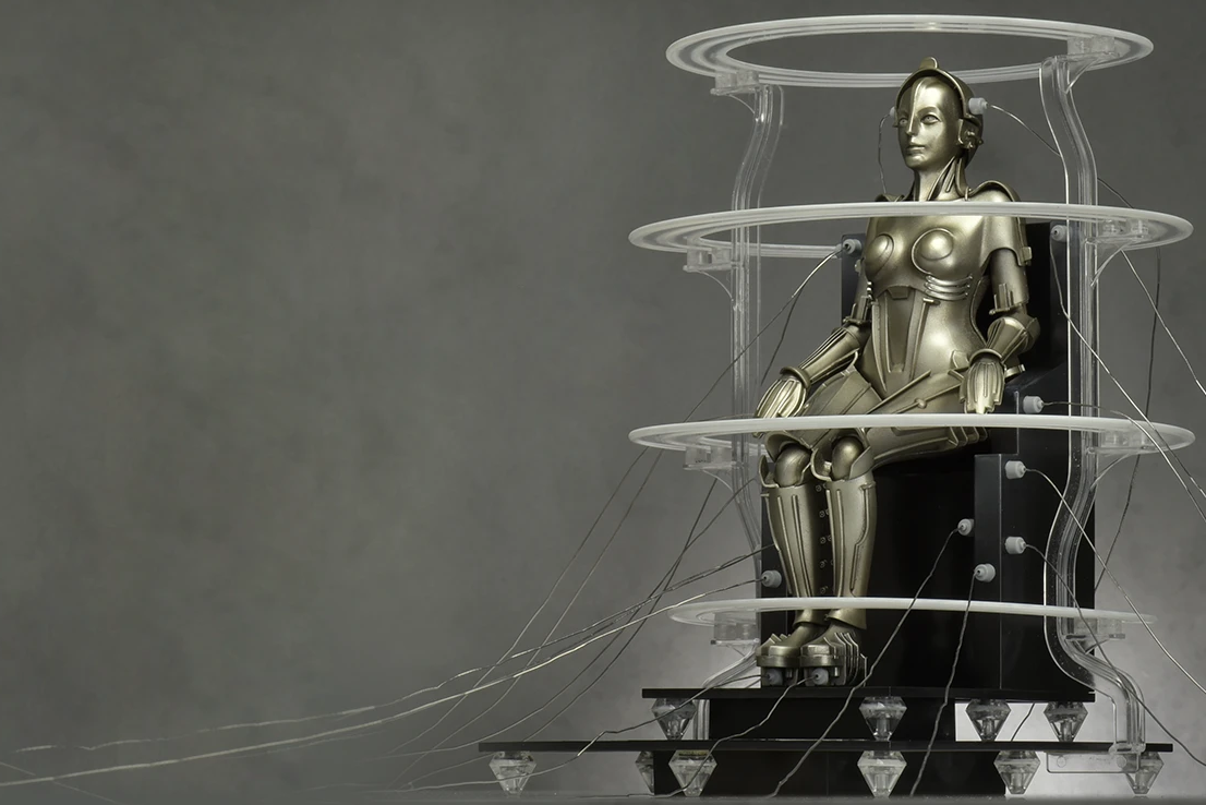 X-PLUS 1/8 Metropolis Maschinenmensch Seated Version Plastic Model Kit - 411-200366