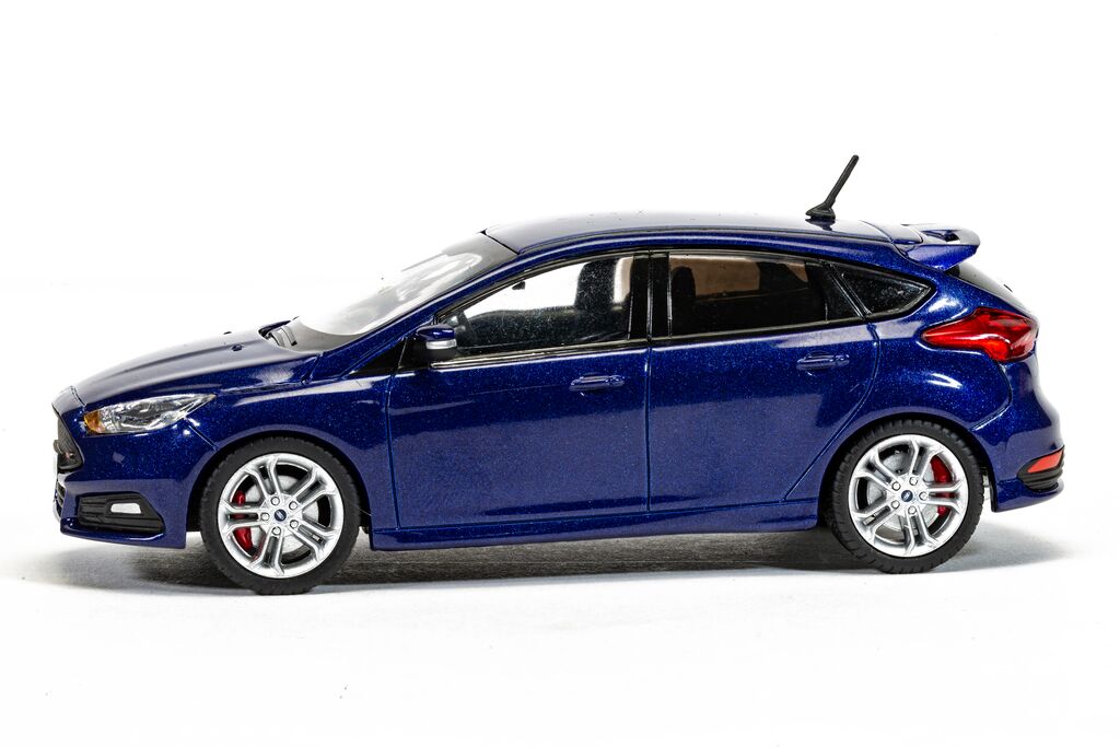 Corgi Vanguards Ford Focus Mk3 ST Deep Impact Blue 1:48 VA15307