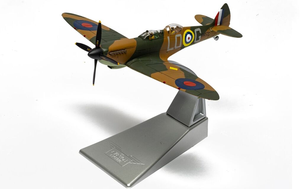 Corgi Supermarine Spitfire T9 SM520/ LO-G (G-ILDA) Presented as Spitfire Mk.I X4382 LO-G RAF No.602 Sqn Aircraft operated by Spitfires.com Goodwood Aerodrome 1:72 AA29203