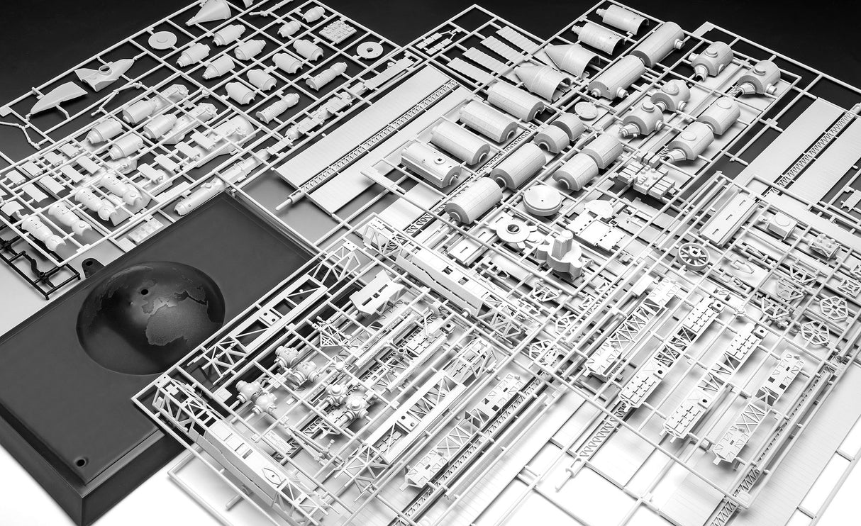 Revell 1/144 International Space Station 25th Anniversary ISS Platinum Edition 05651