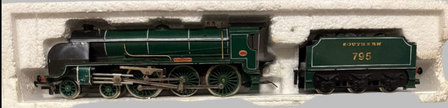 Hornby R154-9300 Southern Railway OO Class N15 Loco & Tender- Sir Dinadan - PRE OWNED