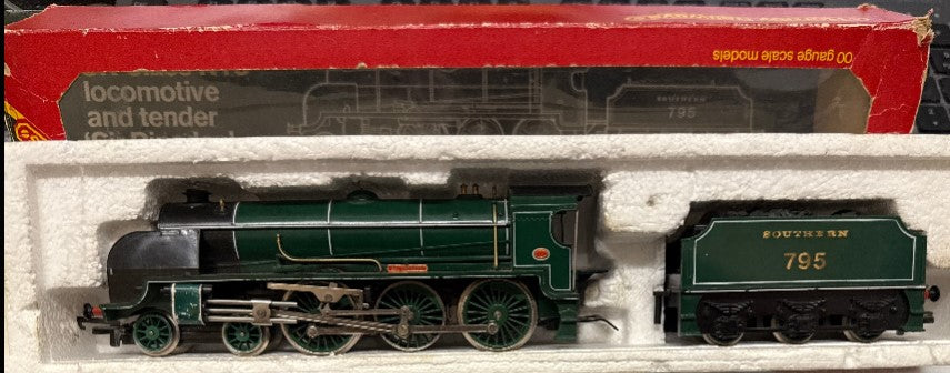 Hornby R154-9300 Southern Railway OO Class N15 Loco & Tender- Sir Dinadan - PRE OWNED