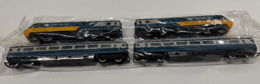 Hornby OO Gauge Inter-City 125 43010 /43011 Locomotives + 2 Carriages - SECOND HAND