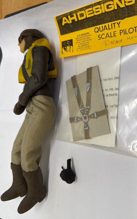 AH Designs 1/6 Full Length Pilot WWII with oxgen mask - includes Harness