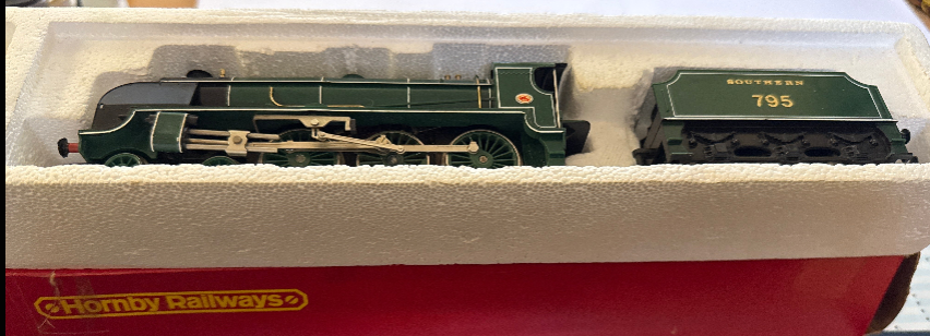Hornby OO Gauge R154 SR Loco Sir Dinadan 795 - SECOND HAND