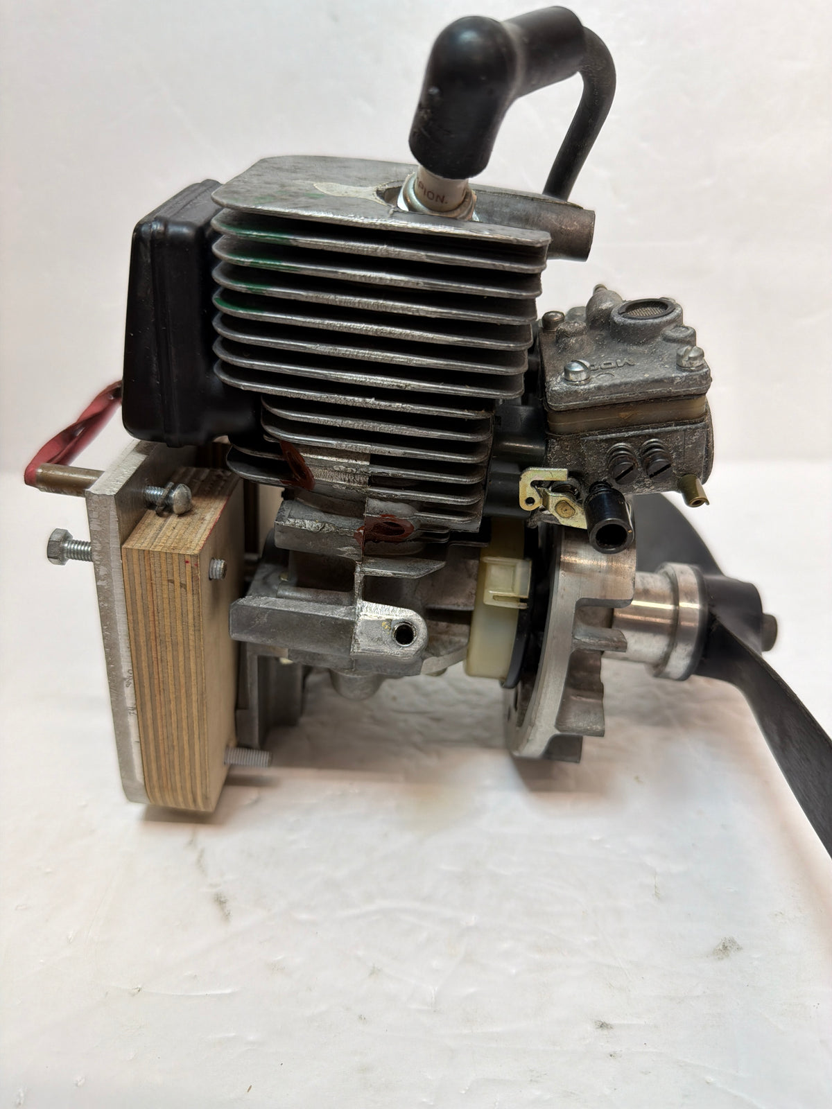 Unknown swinging 14x8 2 -Stroke Petrol Engine R/C Aircraft Engine – Second hand