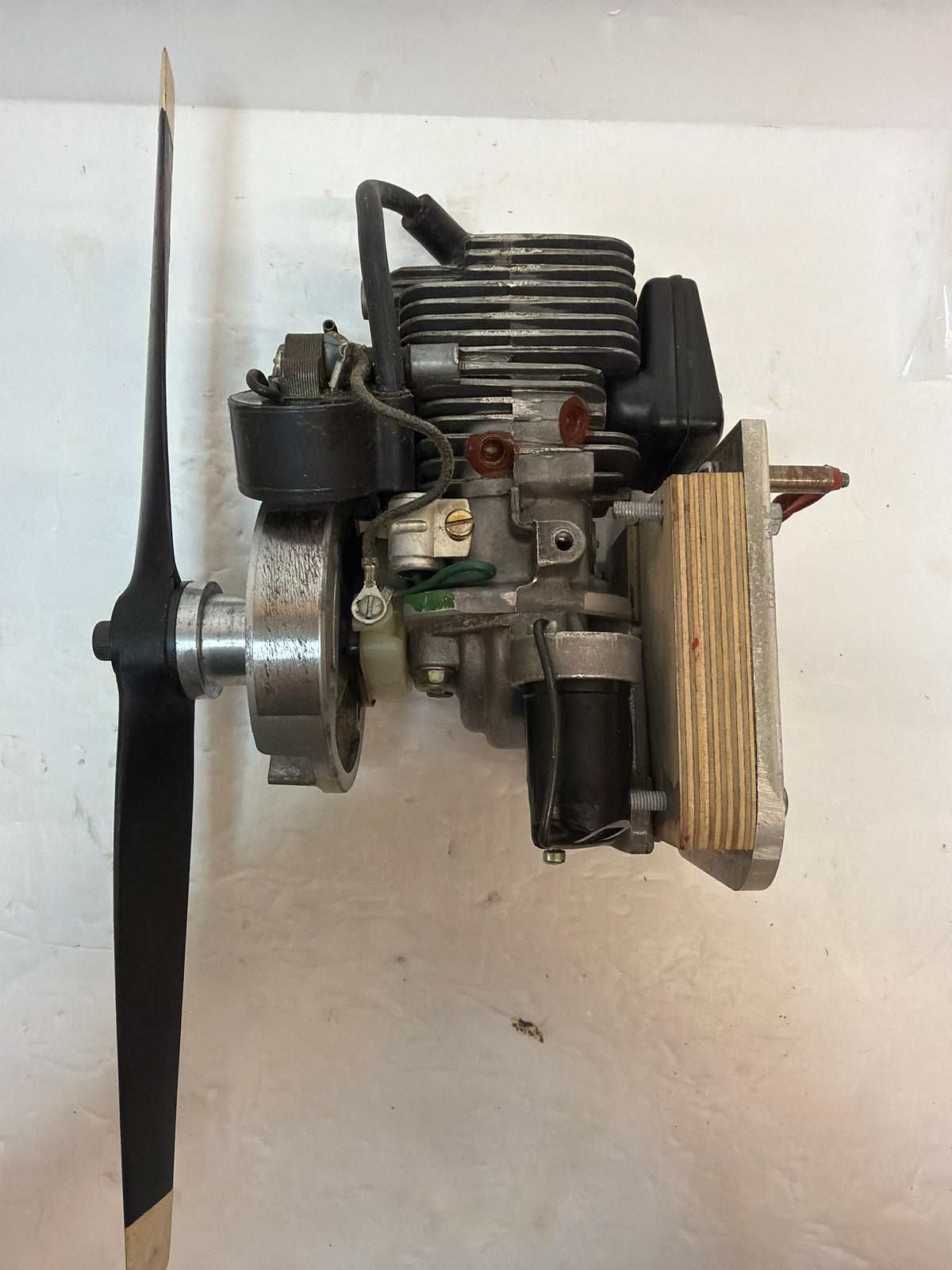 Unknown swinging 14x8 2 -Stroke Petrol Engine R/C Aircraft Engine – Second hand