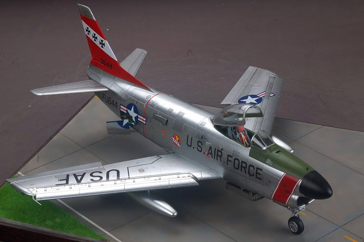 Kitty Hawk 1/32 F-86D Sabre Dog Model Kit KH32007