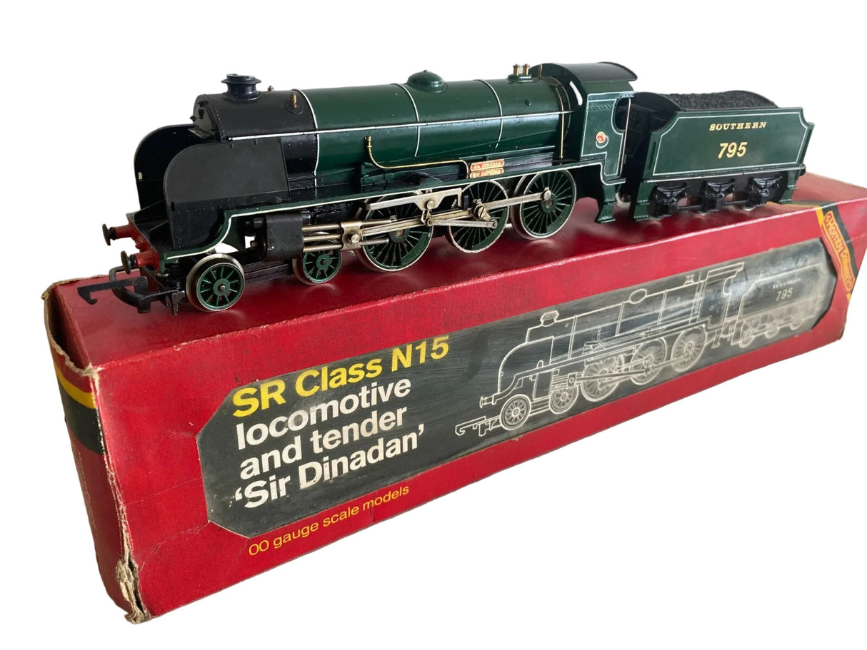 Hornby OO Gauge R154 SR Loco Sir Dinadan 795 - SECOND HAND