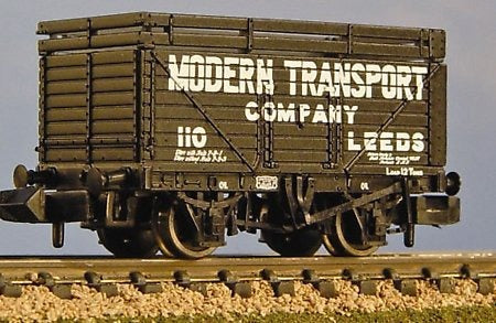 Graham Farish 8 Plank Wagon with coke rail Modern Transport