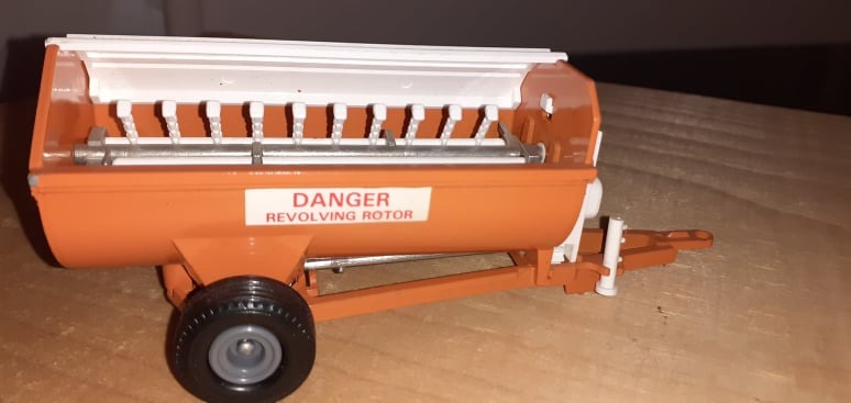 Britains 1/32 Howard Rotary Manure Spreader 9575