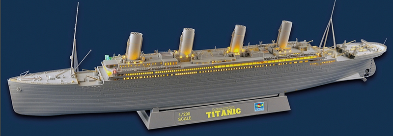 Trumpeter 1/200 Titanic with USB LED light set 03719