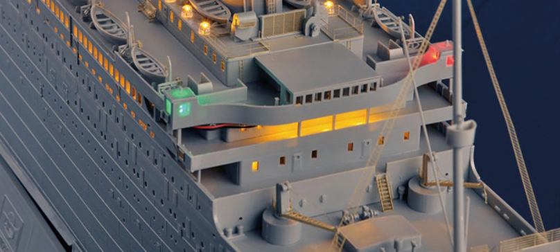 Trumpeter 1/200 Titanic with USB LED light set 03719