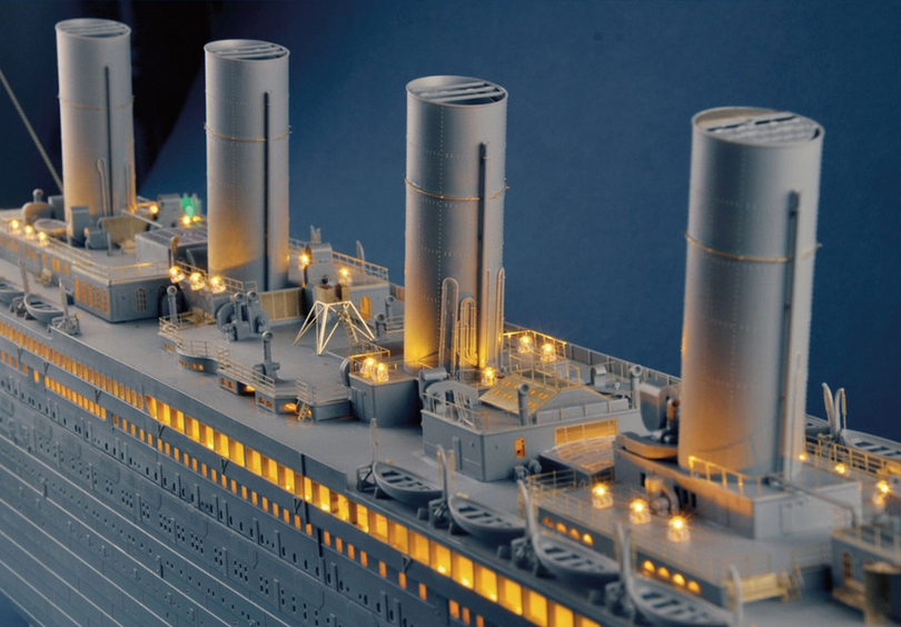 Trumpeter 1/200 Titanic with USB LED light set 03719