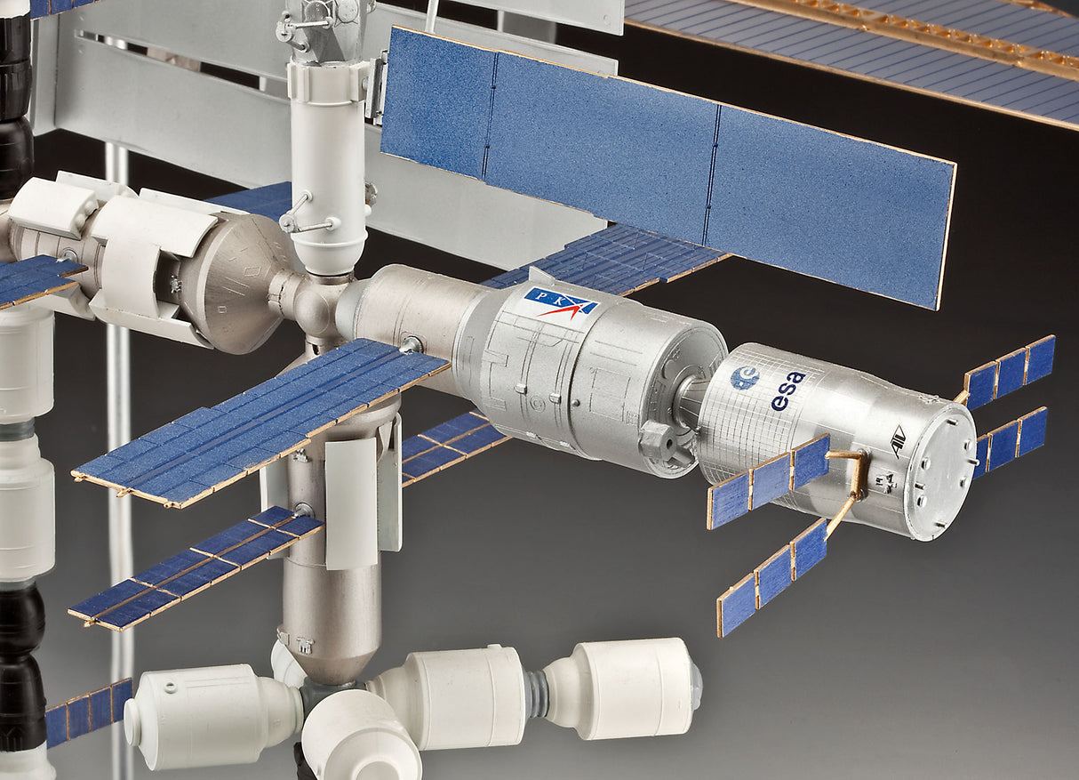 Revell 1/144 International Space Station 25th Anniversary ISS Platinum Edition 05651