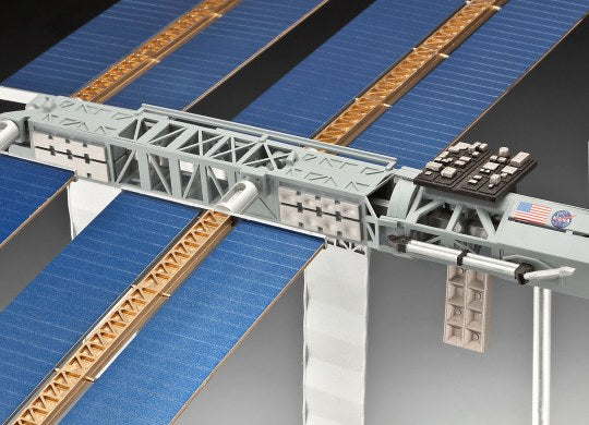 Revell 1/144 International Space Station 25th Anniversary ISS Platinum Edition 05651