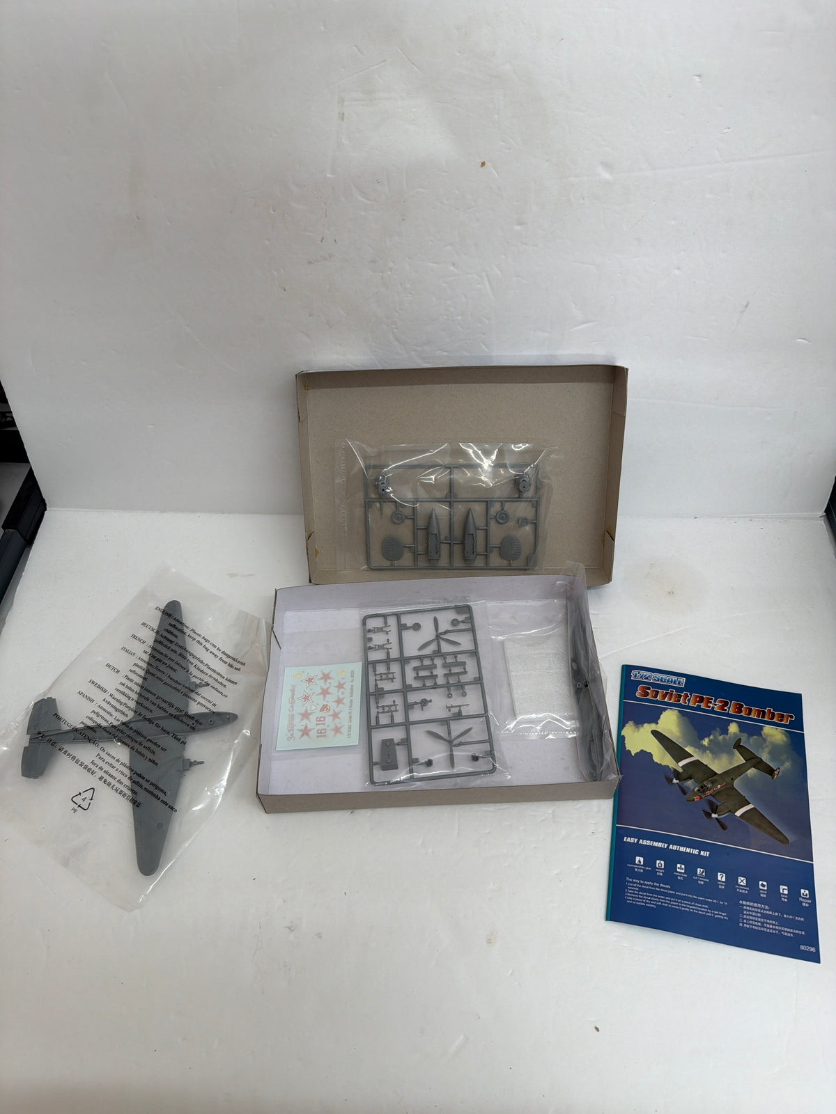 Hobbyboss Plastic Model Kit Petlyakov Pe-2 Bomber — 1:72