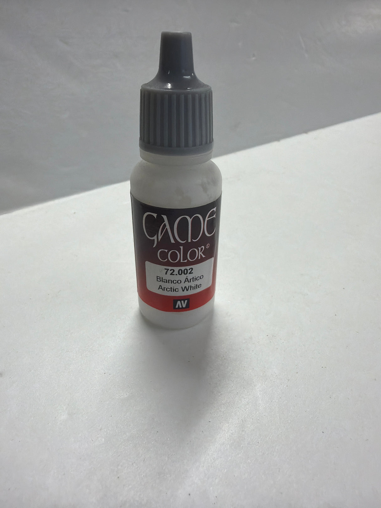 AV Acrylicos Vallejo Acrylic Paint Brush on Artic White 72.002