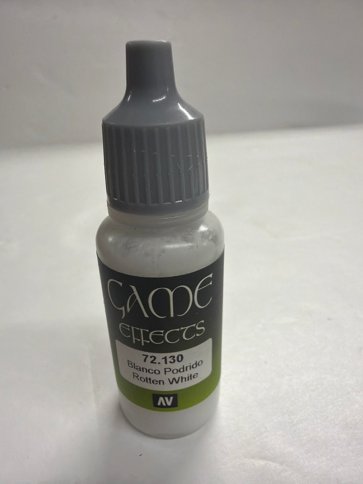 AV Acrylicos Vallejo Acrylic Paint Brush on Rotten White 72.130