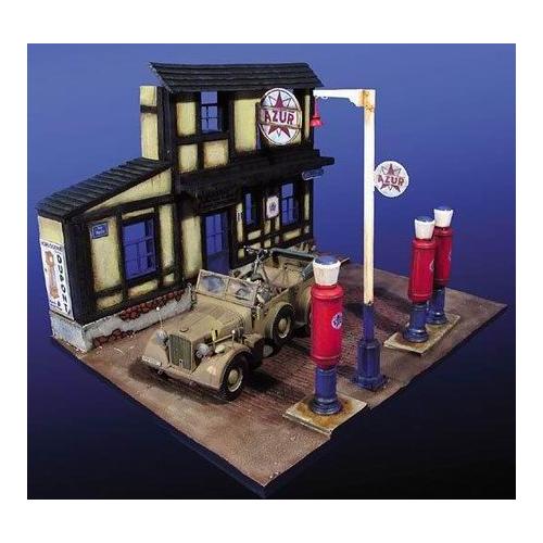 Custom Dioramics 1/35 Roadside Gas Station Diorma kit 8020