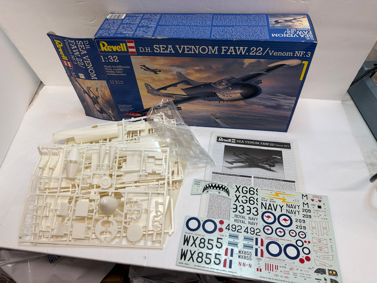 Revell Plastic aircraft kit D.H. Sea Venom FAW.22 1:32 04709 Opened some decals missing