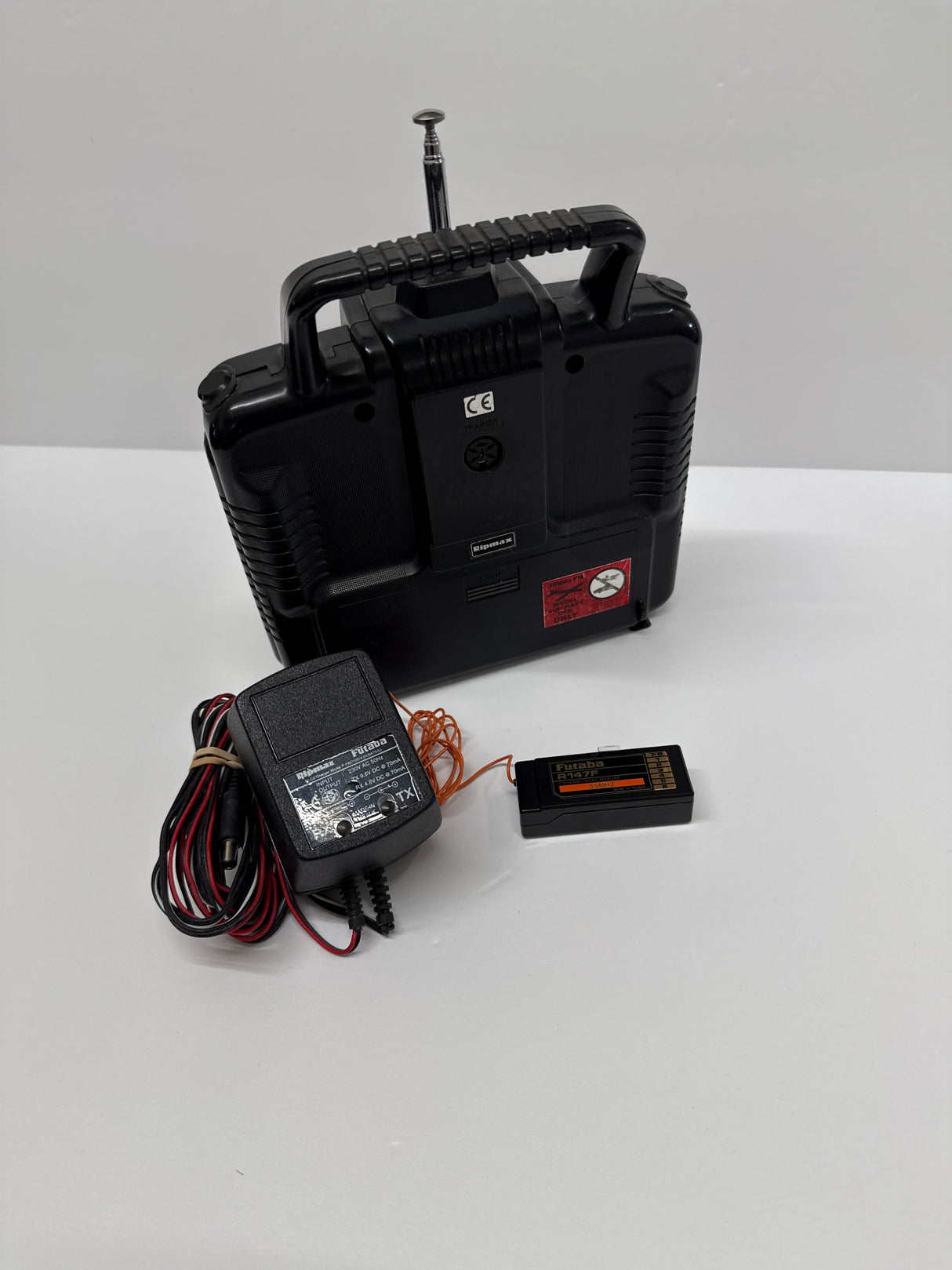 Futaba 35mhz  Skysport T4VF Transmitter with Battery/Charger & R147F Receiver - SECOND HAND