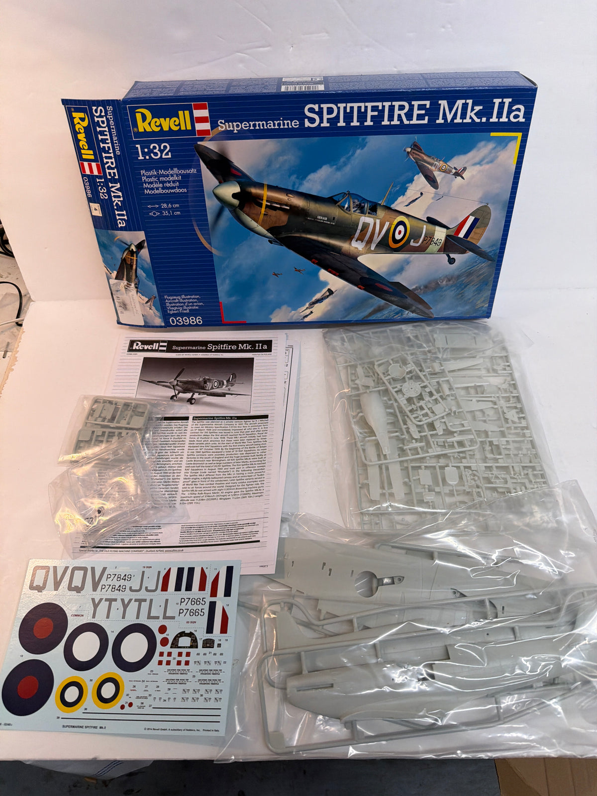 Revell Plastic aircraft kit Supermarine Spitfire Mk.Iia 1:32 03986 Opened but complete