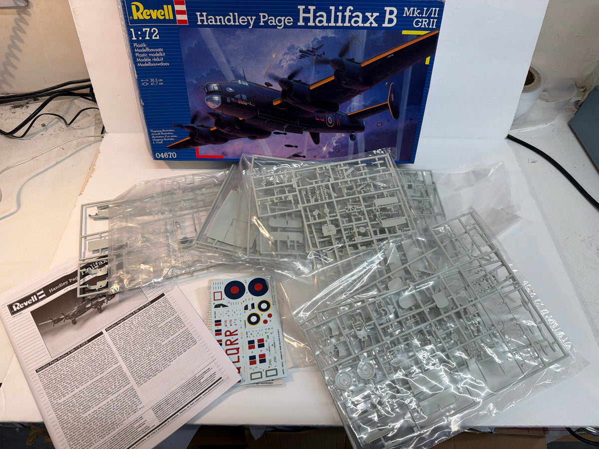Revell Plastic aircraft kit Handley Page Halifax B Mk.I/II GR2 1:72 04670 Opened but complete