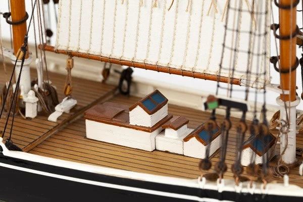 Billing Boats BB600 1:100 Bluenose II -Wooden hull Kit 428350