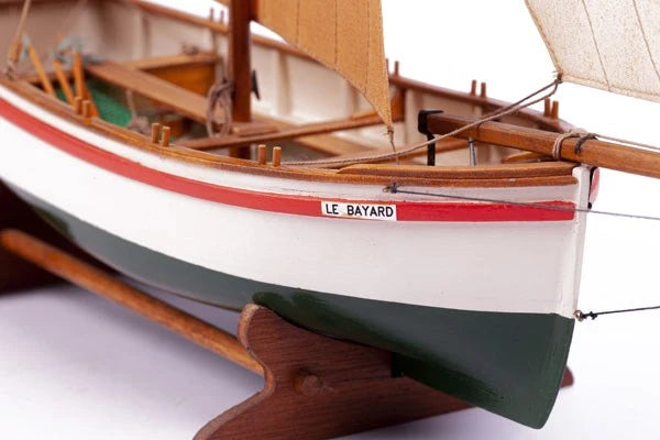 Billings BB906 1:30 LE BAYARD - Wooden hull